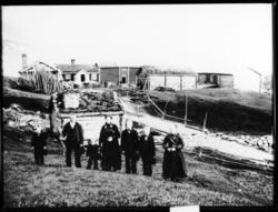 Biletet er frå garden Haug, og fotografert 10. juni 1889.
Fr