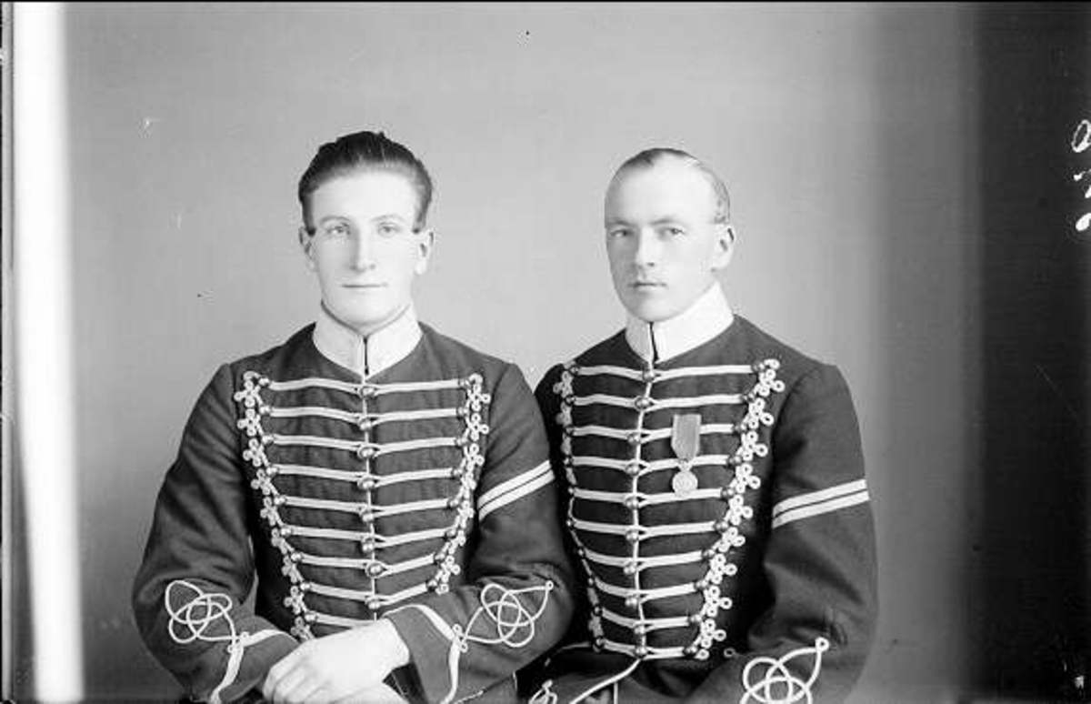 Två livhusarfurirer (två skolstreck på ärmen) i uniform m/1895.