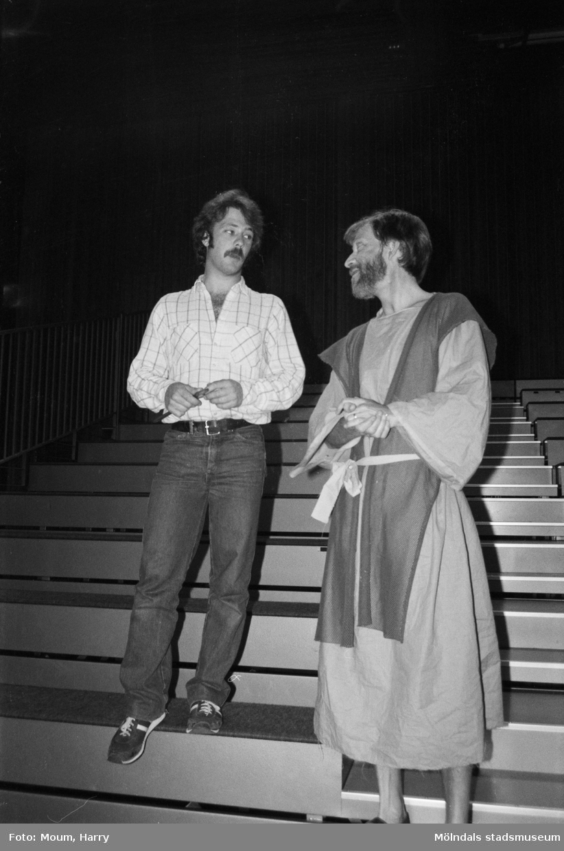 Musikalen Joseph på Ekenskolan i Kållered, år 1984. Regissör Jan Sandberg tillsammans med en av skådespelarna.

För mer information om bilden se under tilläggsinformation.