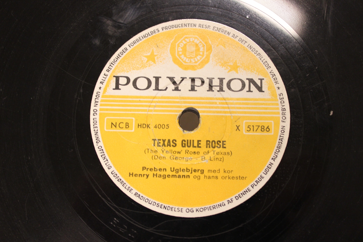 A: En platespiller/gramofonspiller av merket Garrard stereo i fronten. 
Garrard model 210 100/130V & 200/ 250 V. 10 watts, 50- P/S. Made in England
B: Plate med "Texas gule rose".