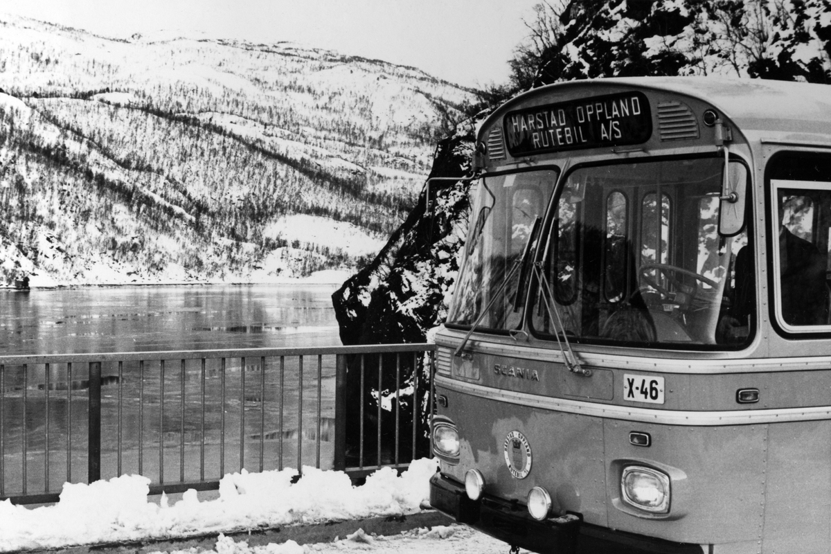 HORBs buss X-46 på Trengsel bro, med vann og fjell i bakgrunnen.