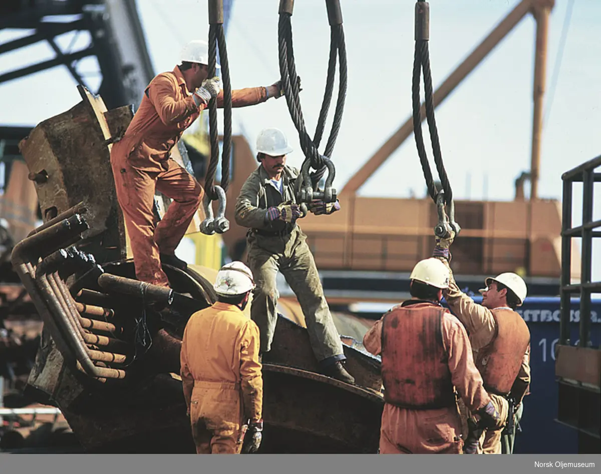 Arbeidere i gang med noen store wirere med festekroker på Phillips Petroleums base i Tananger.