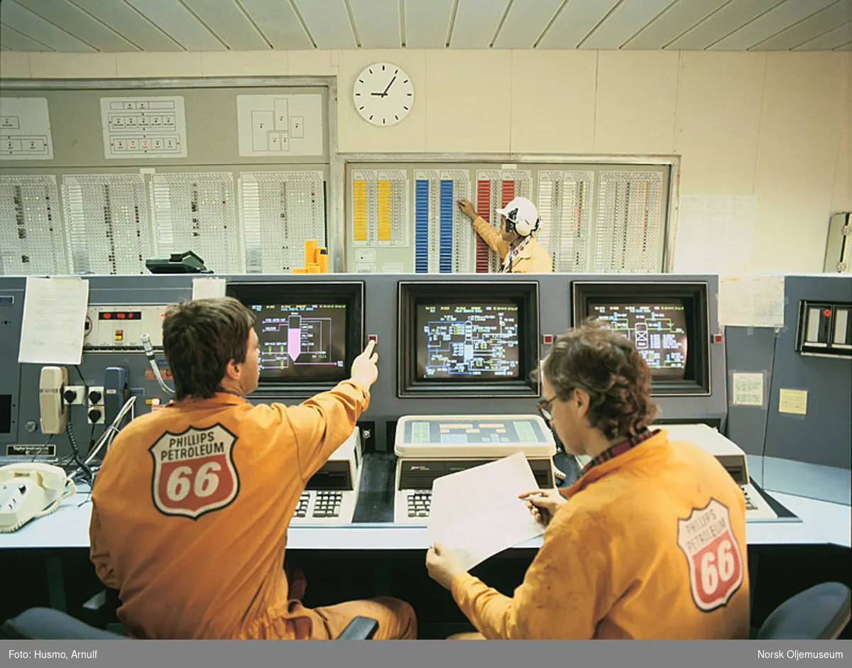 Prosessoperatørene Rune Rekkedal (til venstre) og Jan Sellevold (til høyre) i kontrollrommet på Ekofisk 2/4 Kilo.