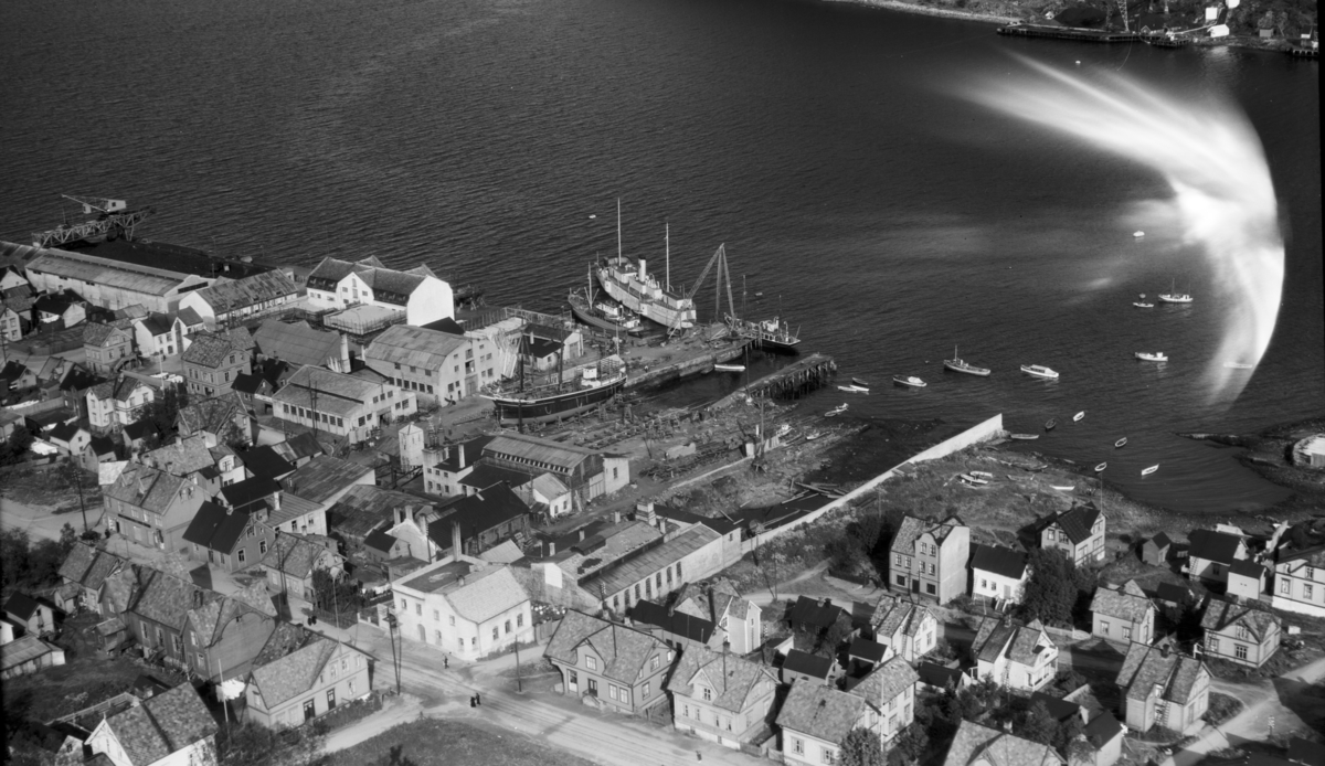 Flyfoto av Kaarbøs Mekaniske Verksted i Harstad før krigen.