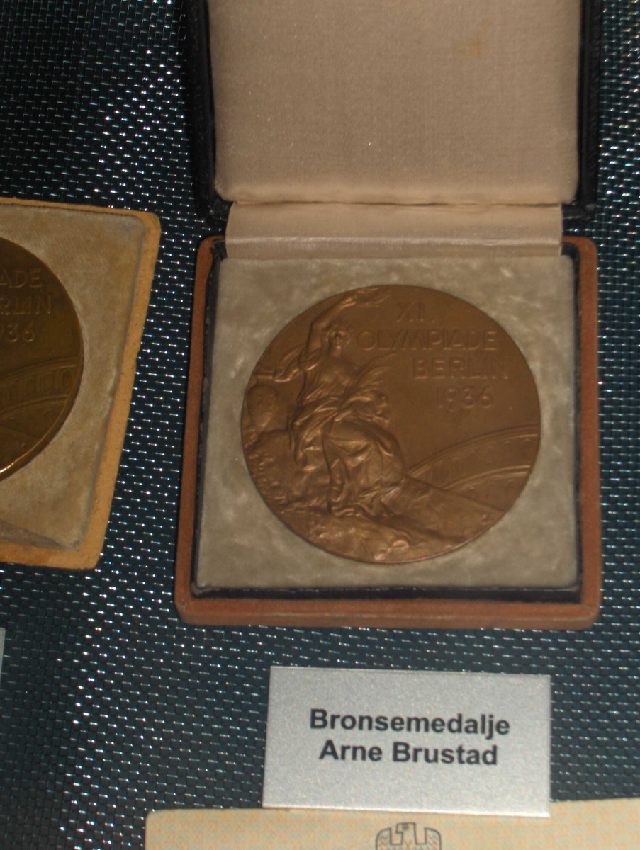 Bronsemedlje med innskrift XI. Olympiade Berlin 1936.