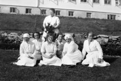 Sykepleiere fotografert utenfor Gullhaugen sanatorium i Hars