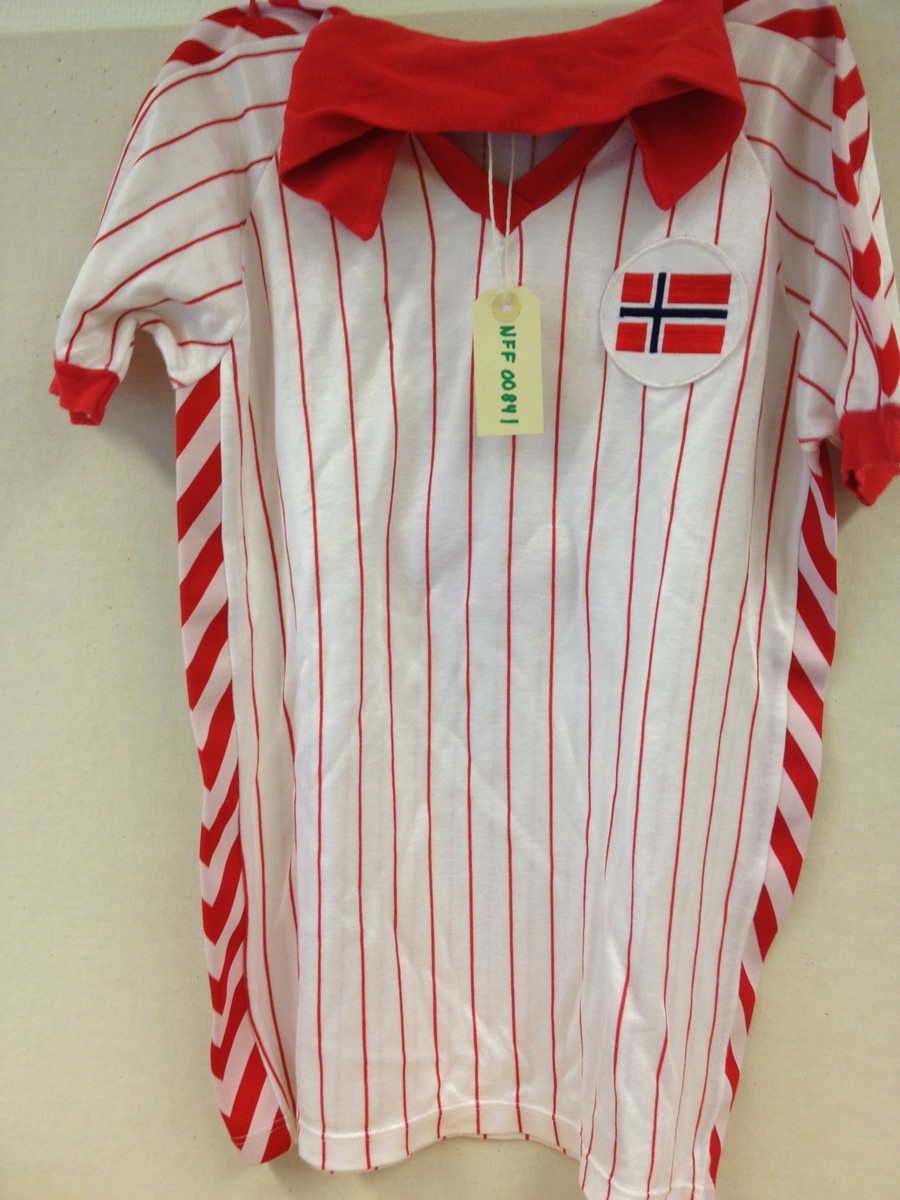 Hvit og rødfotballtrøye brukt av Jørn Andersen på det norske fotball-landslaget.