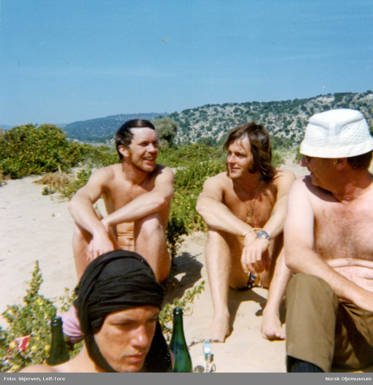 På "Hippie beach", nord for Agadir, Marokko.
Fritid på land.
Bak: Leif Skjerven, Peter Jones og Doc Williams, Supervisor Ocean Systems. Foran: anonym hippie.                              