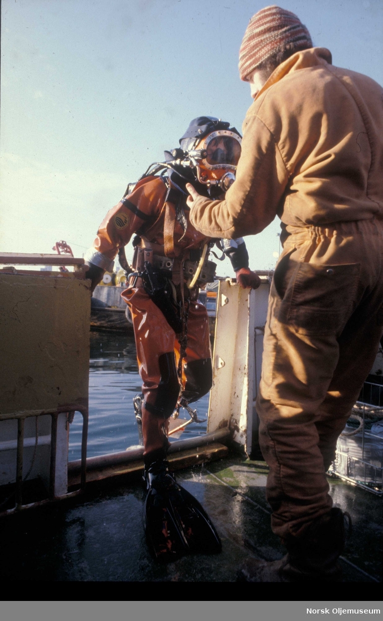 Dykker på vei opp på "Sirafjord" etter å ha dykket under første forsøket på å snu Alexander L. Kielland