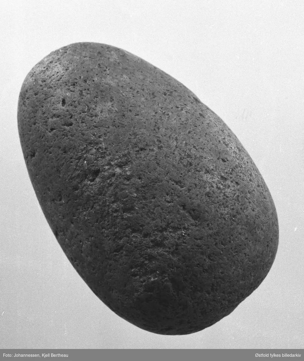 Arkeologiske gjenstander fra Edmund Rees samling på Jeløy, fotografert 1974.
