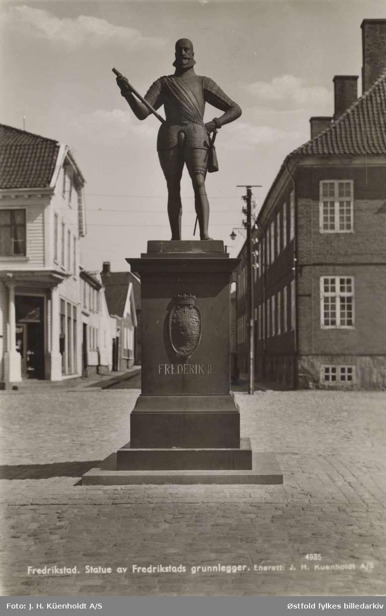 Kongens torv i Gamlebyen, Fredrikstad. Statue av Fredrikstads grunnlegger kong Fredrik II, laget av professor Wilhelm Rasmussen, på sokkelen Oldebborgernes våpen-skjold, 12.09.1917.