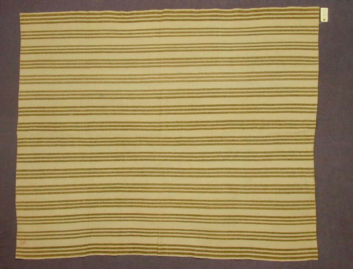 Striper i rapport over heile teppet i renningsretning.  Rapport =3 striper tilsaman 5-6 cm, mellomrom kvitt = omlag 4 cm