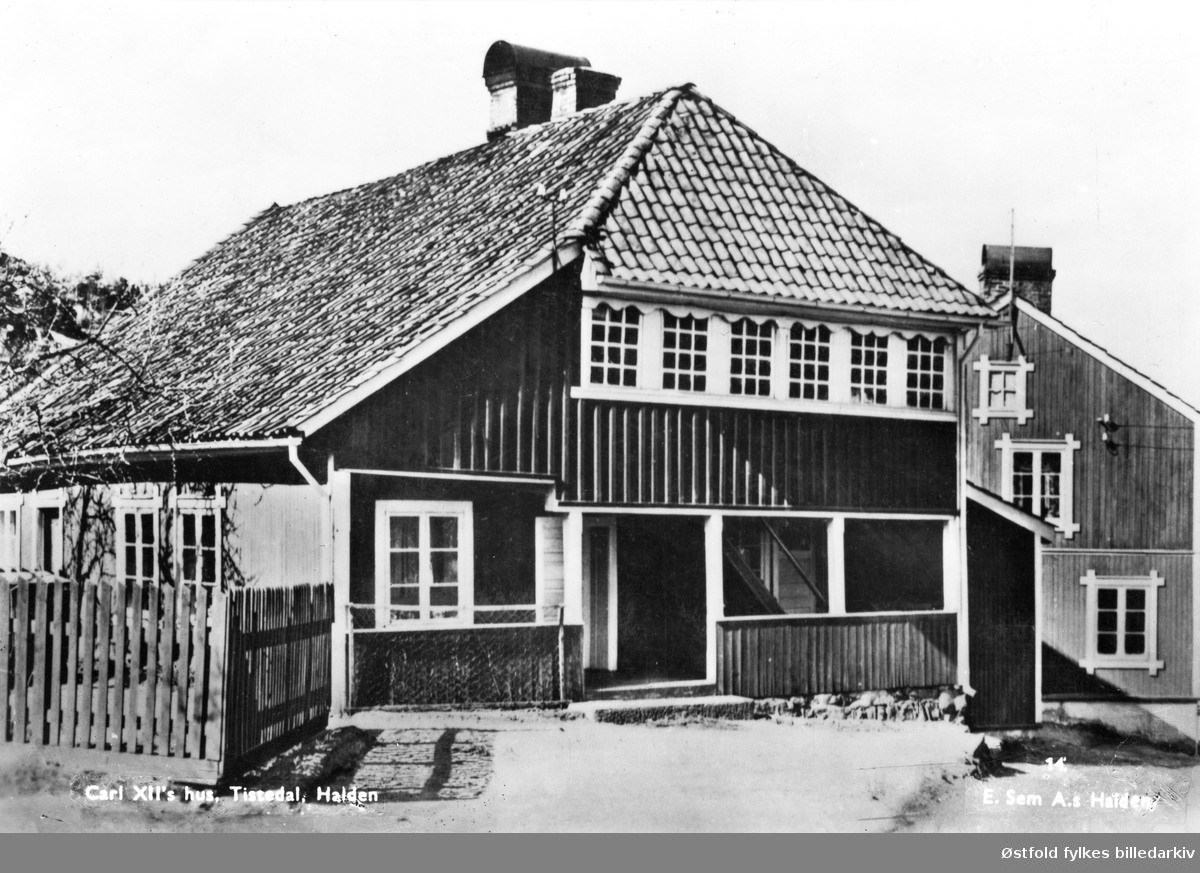 Karl XII's hus i Tistedal, Halden. Postkort, ca. 1920-tallet?
Karl den 12'tes hus ogaå kalt "Brithehuset". Ett av de elste hus i Tistedalen. LITT: Historiske hus i Halden, side 38.