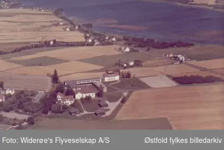 Haugetun ungdomsskole, Rolvsøy, skråfoto 1963.