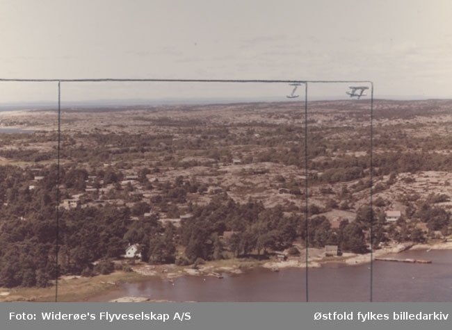 Oversiktsbilde fra Skipstadsand, Asmaløy, Hvaler 1967. Flyfoto/skråfoto.