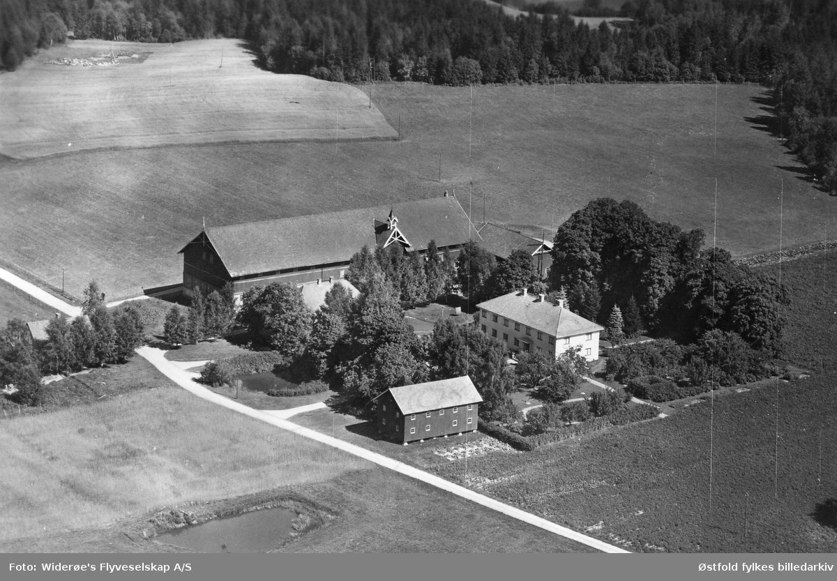 Flyfoto av gården Narvestad i Eidsberg 1950.