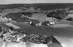 Haga jordbruksskole i  Eidsberg, flyfoto 26. juni 1956.
Gård