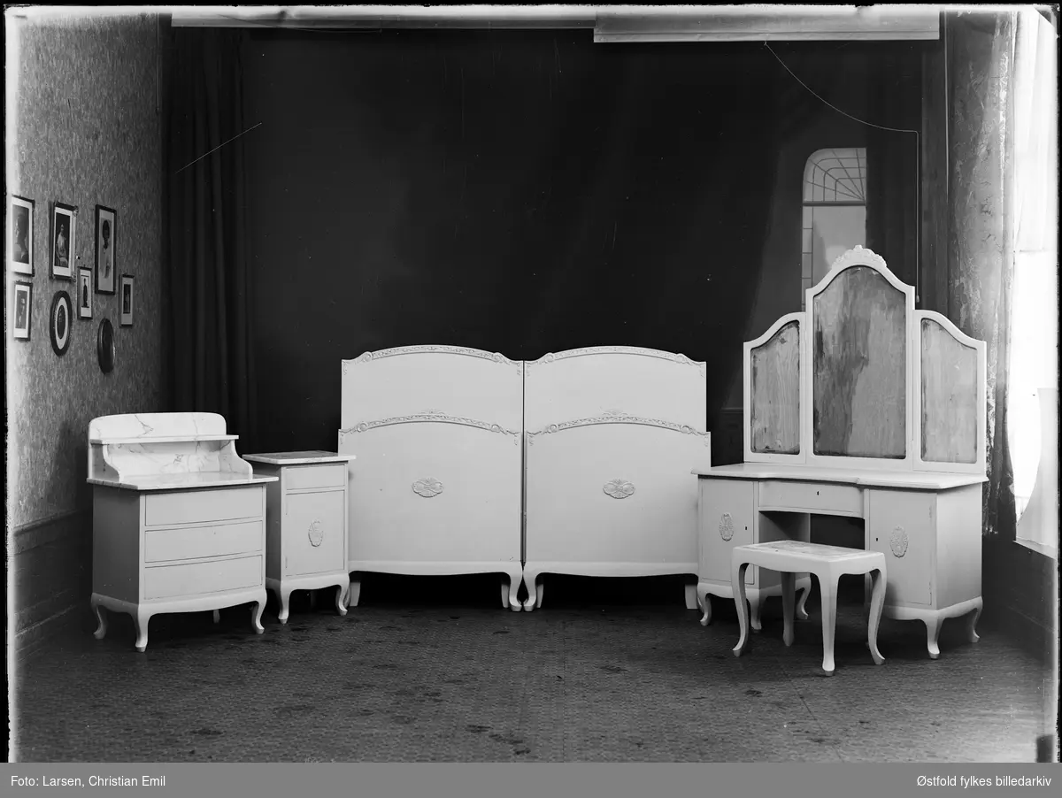 Prodduktfoto av møbler, soveromsmøblement.  Snekker Rud. 
Kan det være Karl Ruud, møbelforretning, snekker- og tapetserverksted i St. Mariegate 91