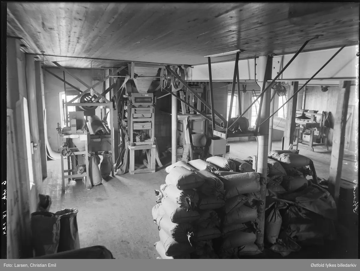 Interiør fra kornmølle i lokalene i Melkefabrikken, Sandesund i Sarpsborg, 1945. Bestiller av bilde: Strand Brænderi, Østfoldavdelingen.