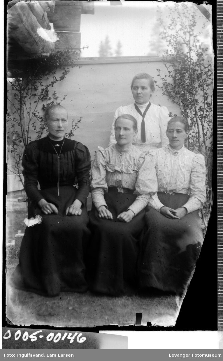 Gruppebilde av fire kvinner i helfigur.
