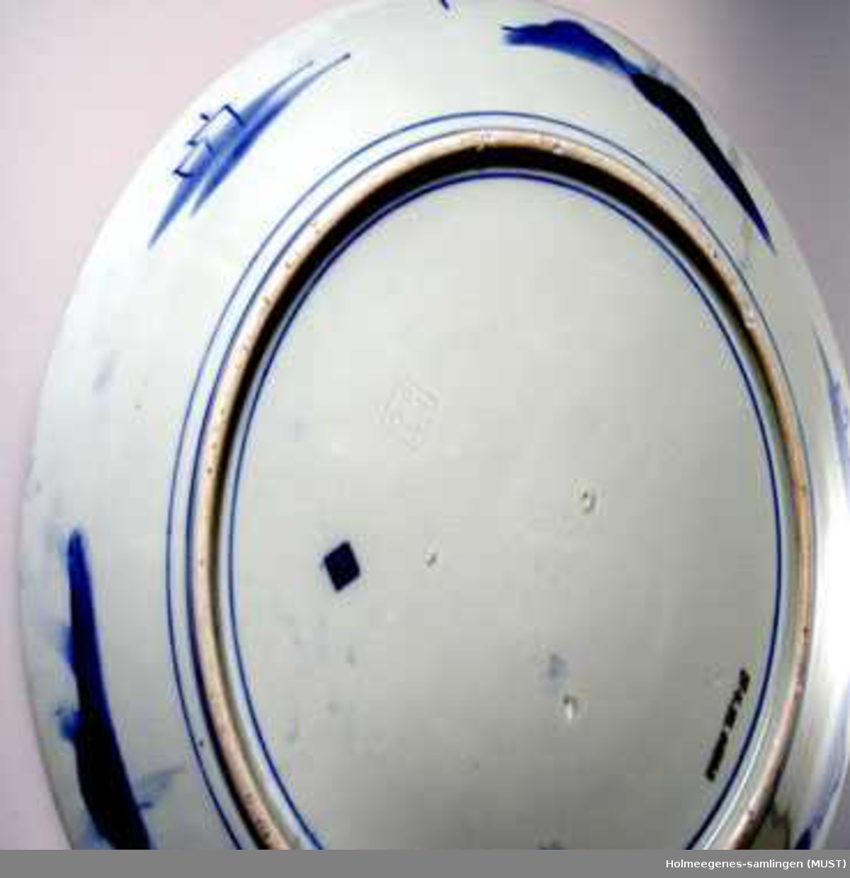 Håndmalt orientalsk motiv i blått på hvit bunn.