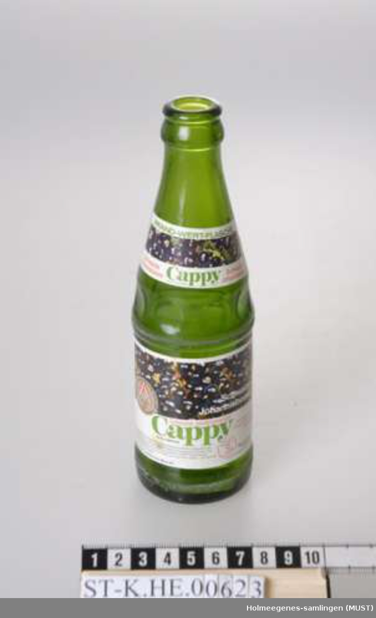 Flaske som har inneholdt "Cappy", solbærsaft, produsert av Coca-Cola.