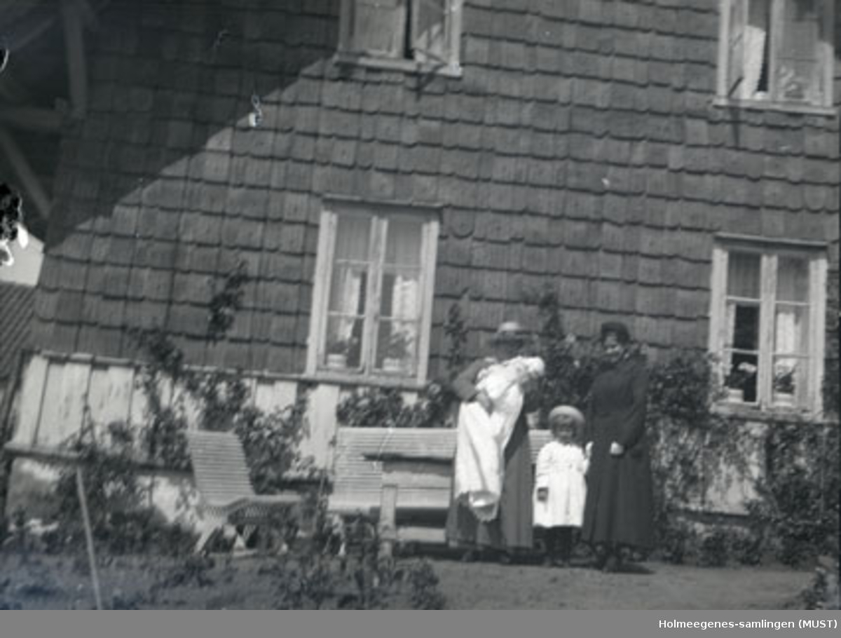 To voksne kvinner og en liten jente i hagen på Holmeegenes i Stavanger.
