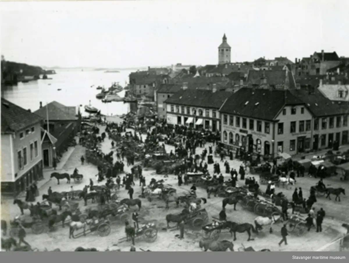 Stavanger torg med utsikt mot Vågen, ca 1900-1920.