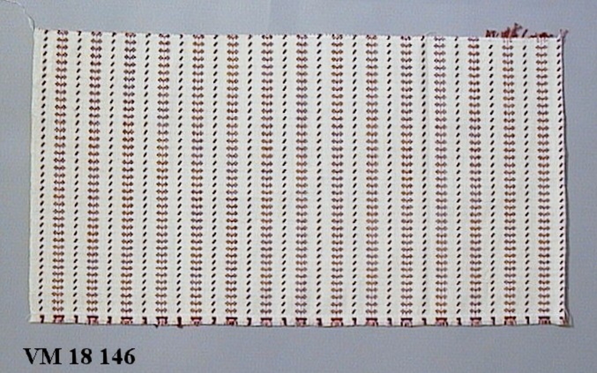 Handvävt. Tyget kallas ''Blommande varp'' och väves med 10 skaft. Beskrivning och bild på sidan 60 och 61 i 

Johanna Brunsson - boken

Motiv/dekor: Mönstret i rött bildas genom varpen.

1982 gjordes en provkollektion i samband med utgivningen av boken ''Johanna Brunsson. Pionjär inom svensk vävkonst.''