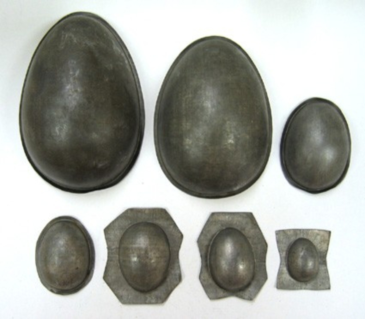 7 enkla formar i äggform. Måtten som är angivna gäller höjden på äggformen.

Formar för tillverkning av chokladägg (halvor).

Rörelsen lades ned 1982.
