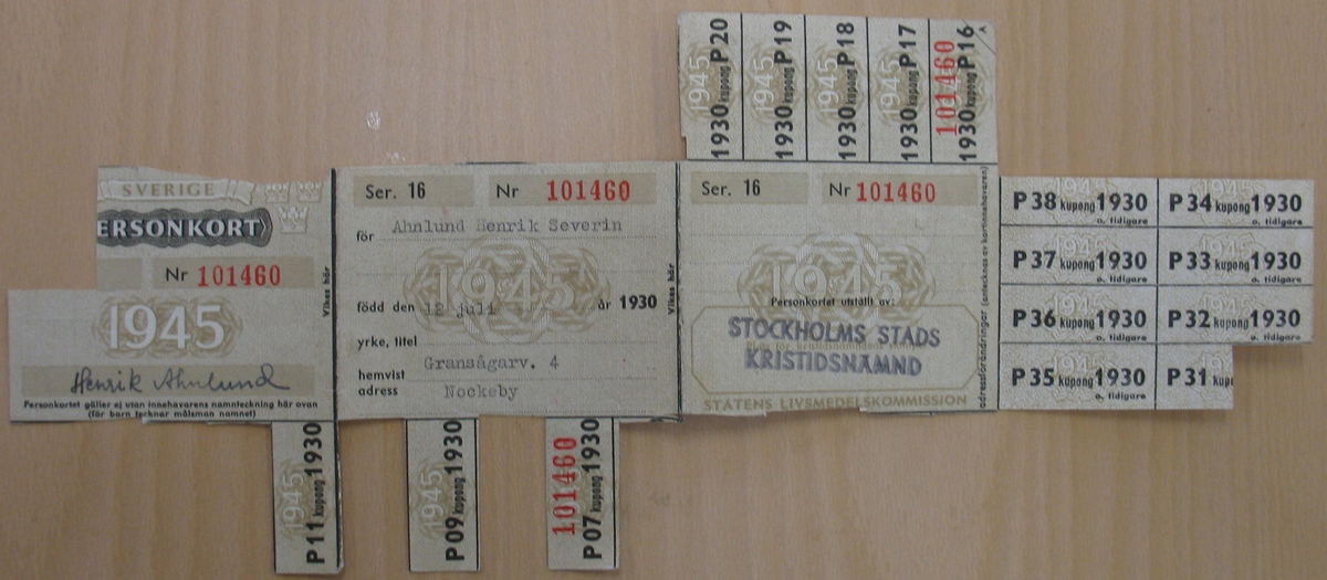 Personkorten avser gåvopaketsändningar. Ransoneringskorten för livsmedel.

2 st personkort.
3 st ransoneringskort för fam. Ahnlund 1945-1950