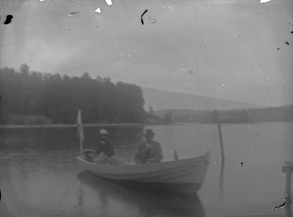 Text till bilden:"Två män i en liten båt".
