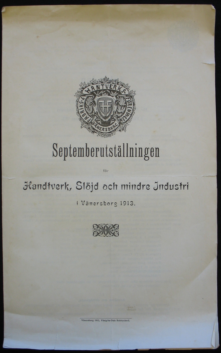 Inbjudan: ''Septemberutställningen för Handtverk, Slöjd och mindre Industri i Vänersborg 1913.'' utgiven av Fabriks- & Hantverks-föreningen i Vänersborg.