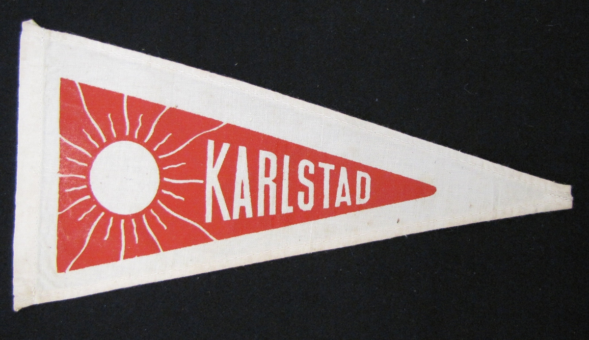 Cykelvimpel från Karlstad. Motivet är tryckt  med namnet på staden samt en sol som motiv.

Vimpeln ingår i en samling av 103 stycken.