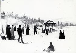 Skiløpere ved paviljong på Tonsåsen Sanatorium