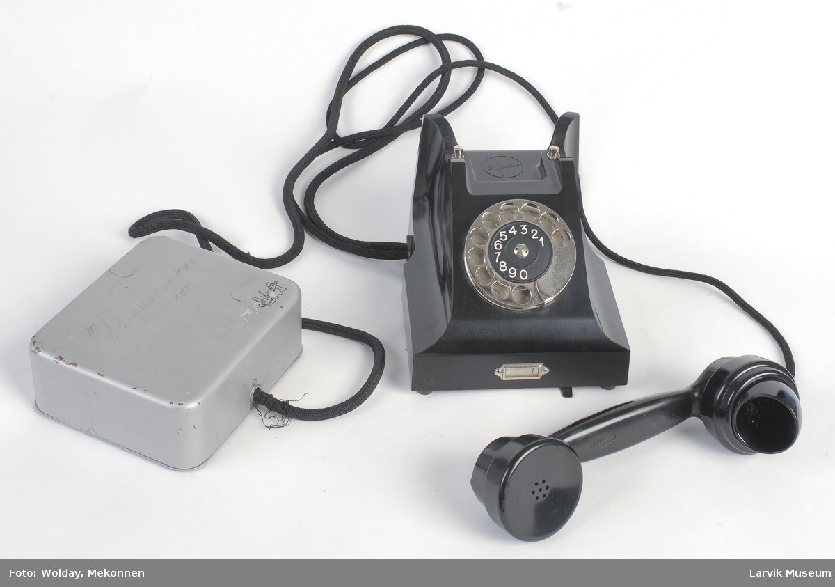 LM Ericsson bordtelefon, med signalomkaster til annet apparat.