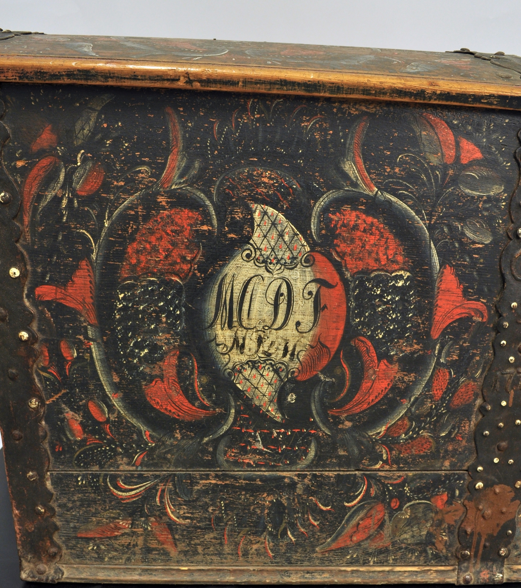 Fra protokollen: 
Kiste, rosemalt; de 3 sider av ek, forövrigt av furu. Paa jernbeslaget ved nöklehullet: C.K.S.F. 1774. Paa forsiden omgit av rosemaling: H.C.D.F. 1824.
