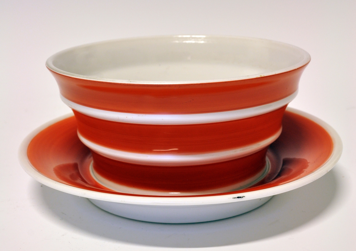 Sausenebb (sauseterrin) med fast skål og lokk, av porselen. "Pagodeform" i røde og hvite farger.