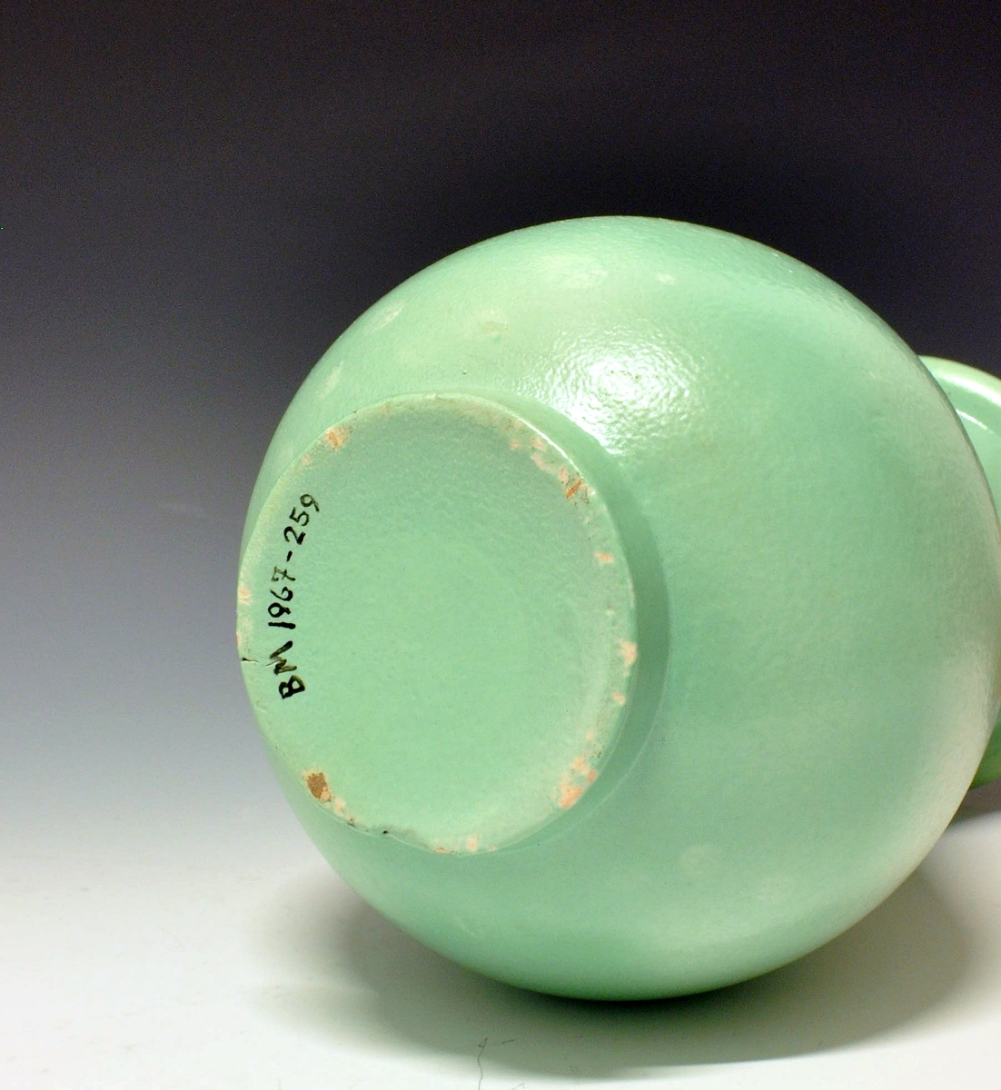 Vase av keramikk, enkel form med ru overflate. Lys grønn glasur. Uten mrk. og sign. Form: Nora Gulbrandsen.