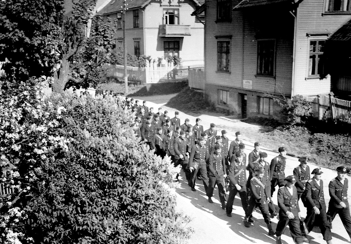 Avvæpnede tyske soldater på marsj. Ulefossveien antatt 10. mai 1945.
