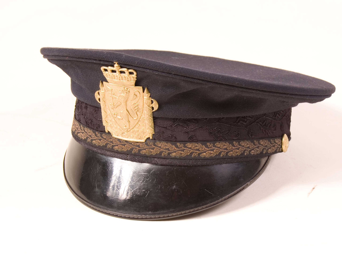 Politiavdelingsjefuniform: 
Uniformsjakke og bukse
Tilhørende uniformslue med sommerpull 
Engelske marsjstøvler.