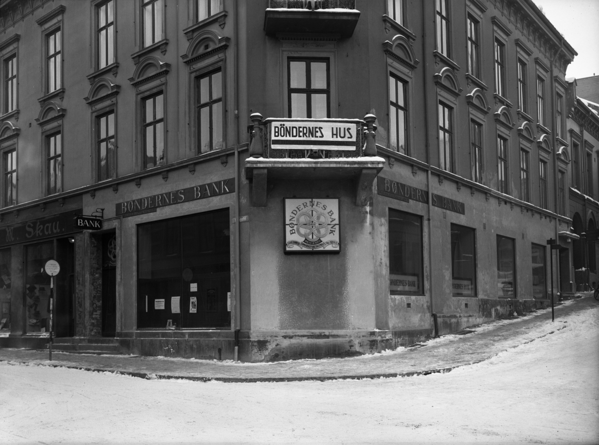 "Bøndernes Bank" på hjørnet TorggataxTelemargsgata NØ. (Telemarksgata 6).