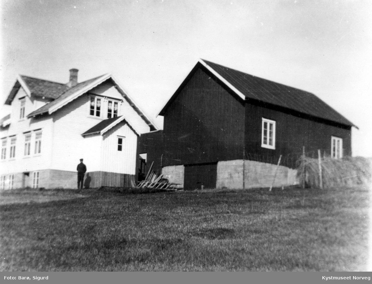 Hjalmar Waldersløff utenfor huset sitt på Lauvsnes i Flatanger