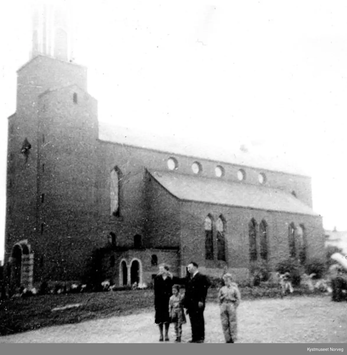 Dagmar og Hjalmar Einvik med sønnene Reidar og Harald foran en kirke i Østersund, Sverige