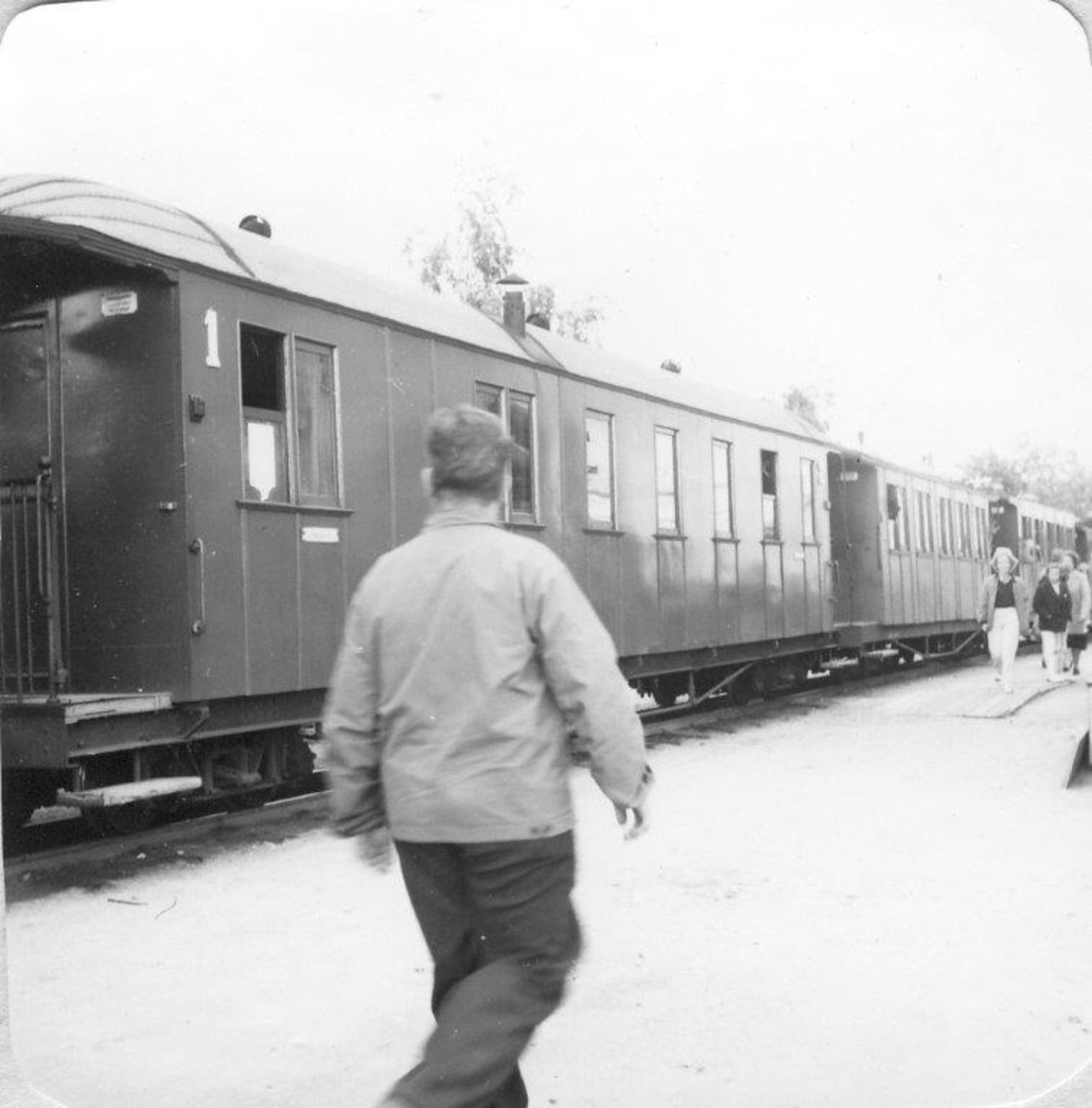 Mange reisende og skuelystne på Sørumsand stasjon på Tertittens siste driftsdag 30.06.1960.
