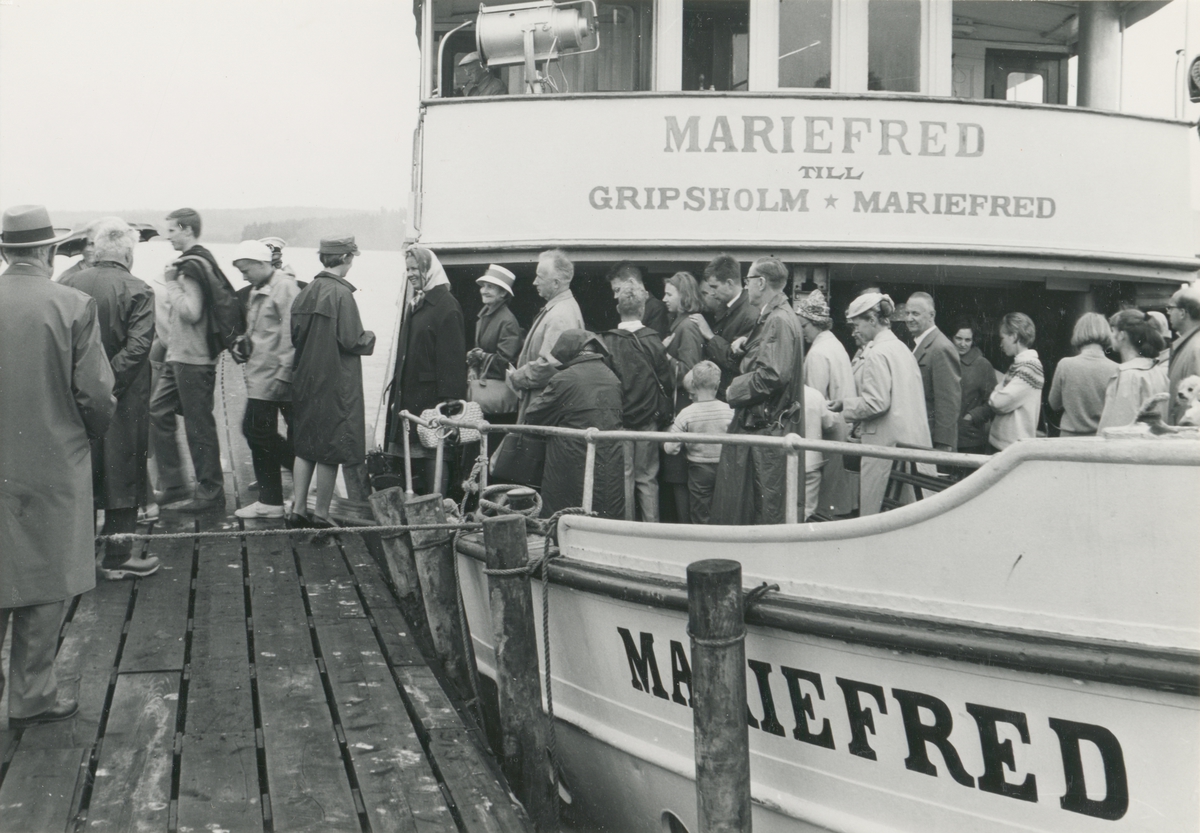 S/S Mariefred vid ångbåtsbryggan i Mariefred. Passagerarna går i land.