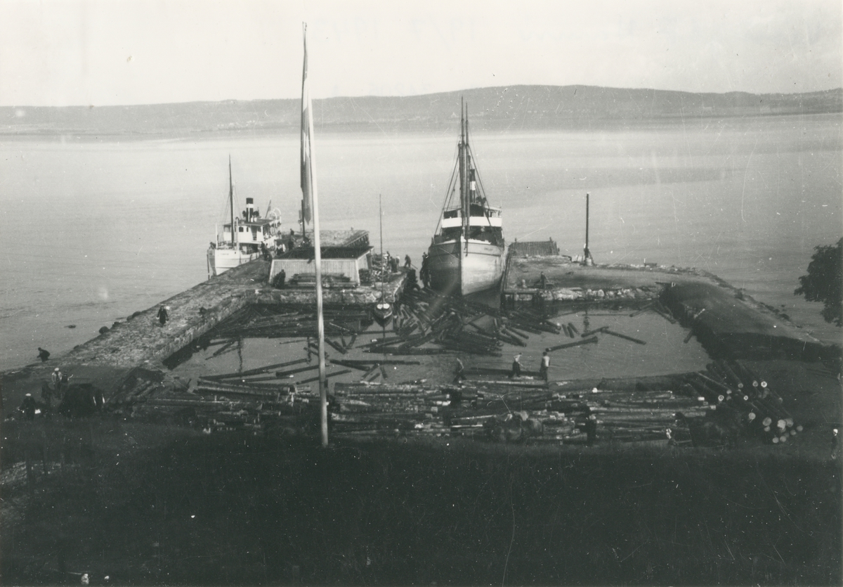 Hamnbild från Visingsö 19.7.1943
I hamnen ligger S/S/ Stjernorp coh S/S Motala