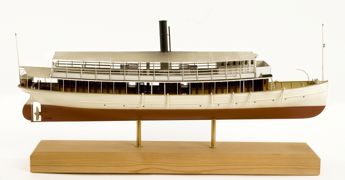 Modell av passagerarångfartyget TESSIN, fullständigt bemålad.