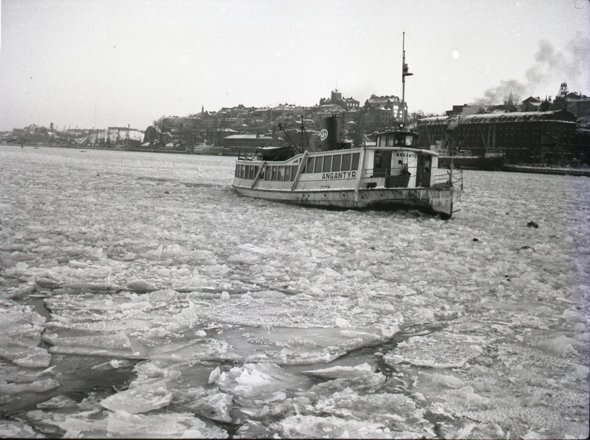 Angantyr i isen på tur Slussen-Allmänna gränd 12/2 1966.
På bilden på ingående mot Slussen.
