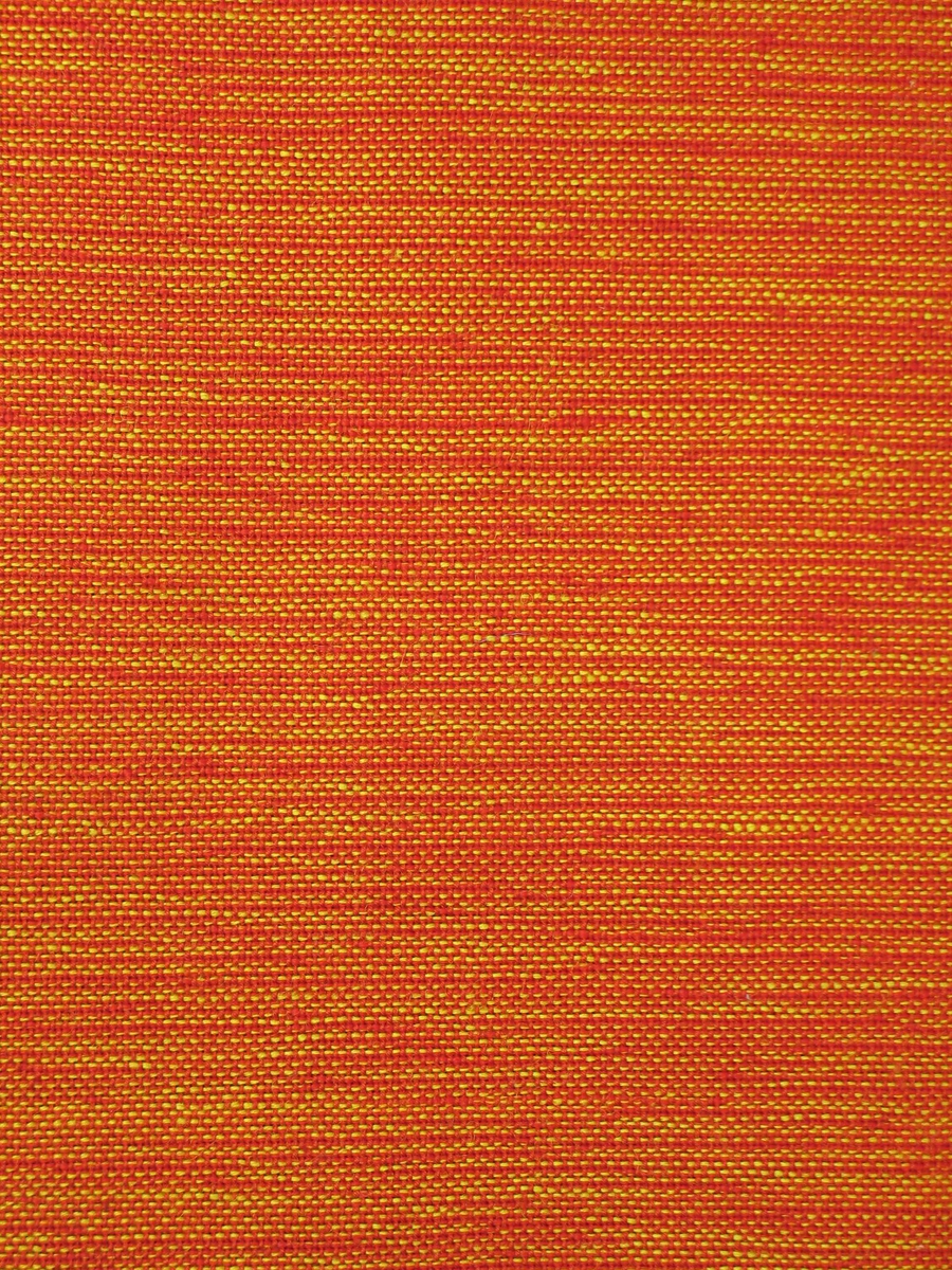 Tøystykket har oransje bomullsrenning og dobbelt innslag med rød og gul ulltråd. Vevbredden er 71 cm, og to lengder er sydd sammen.